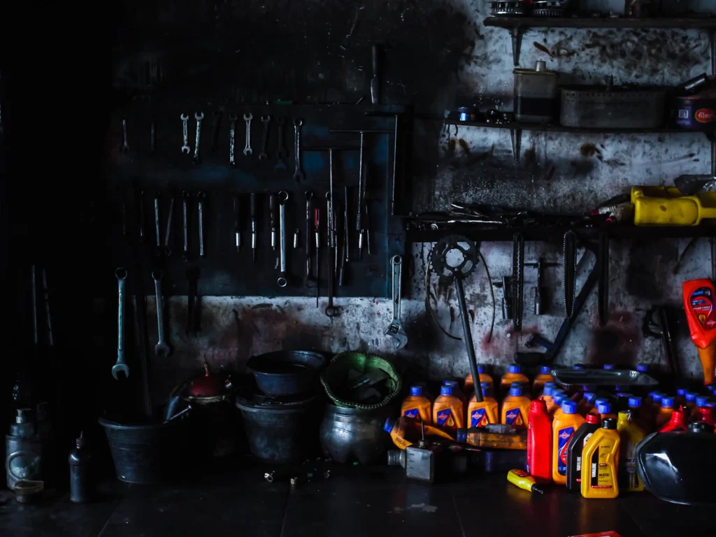 Rak peralatan dan botol cairan perawatan di bengkel